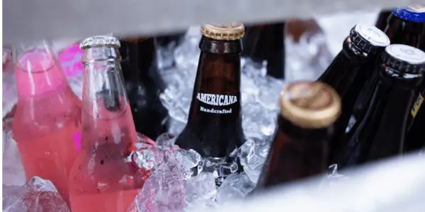 Bier in ijs dat wordt koud gehouden door een bierkoeler