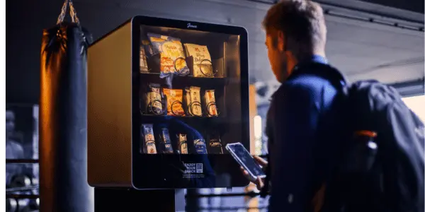 Man die staat bij een vendingmachine